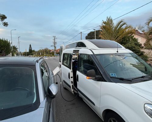 טעינת רכבים חשמליים בצידי הדרך